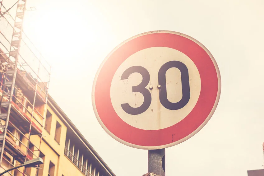 30 Zone zu schnell: Was droht bei Geschwindigkeitsüberschreitung?