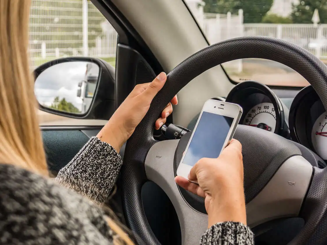 Geblitzt mit Handy: Was tun bei Bußgeld, Punkte & Folgen